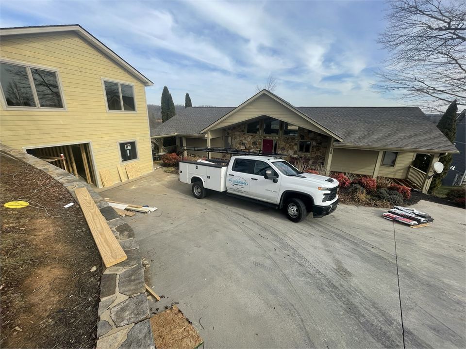DE Plumbing service truck on-site